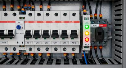 Почему выбивает автомат при включении чайника и бойлера