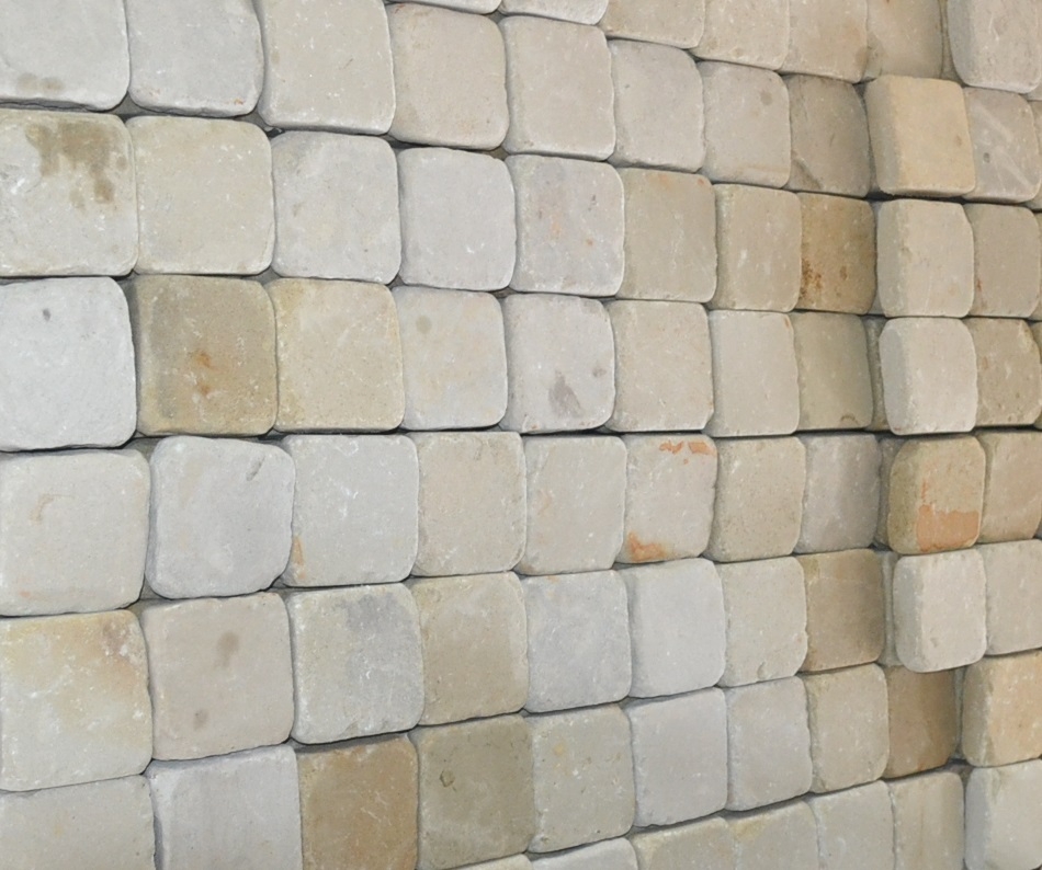 Брусчатка рвано-окатана
