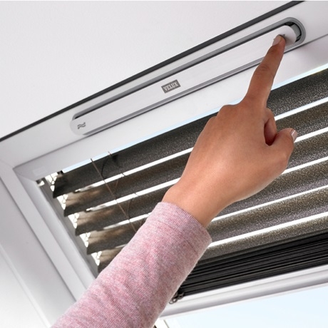 Мансардное окно ПВХ с ручкой снизу