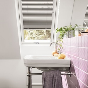 Мансардное окно ПВХ с ручкой снизу