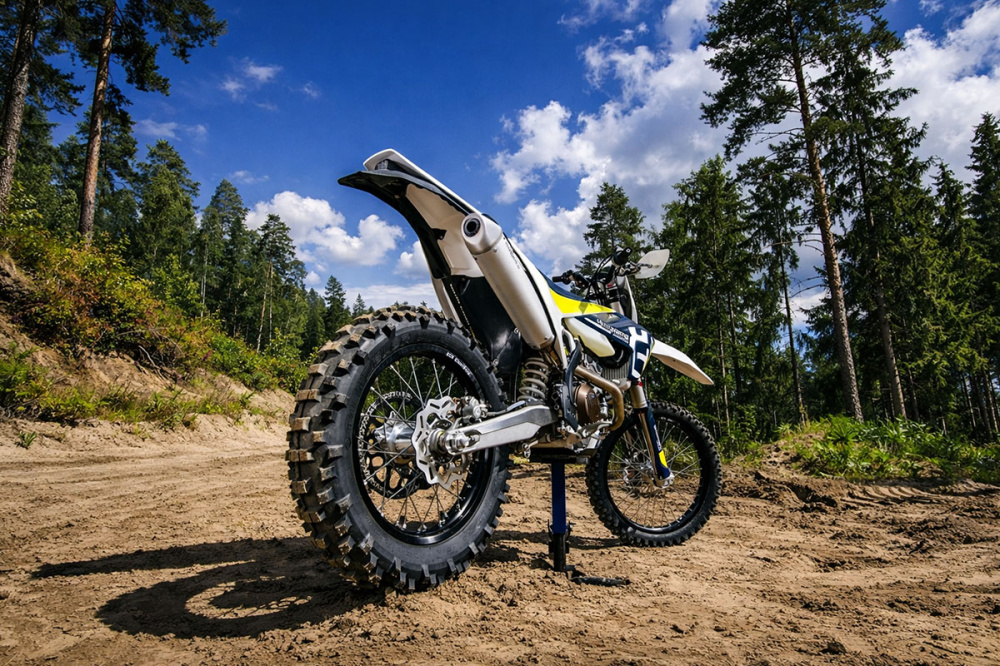 Бензиновый мотоцикл для бездорожья